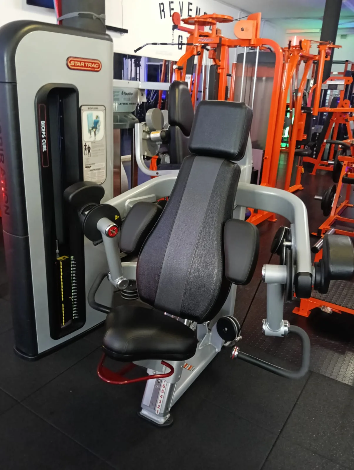Biceps Curl Star Trac Inspiration nella sala Revenge Gym