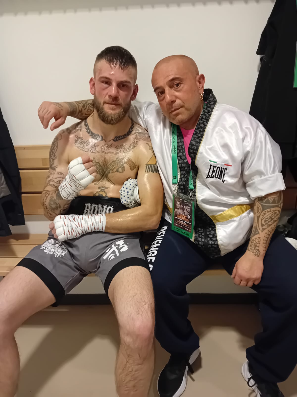 Boxeur con il suo corner dopo il combattimento